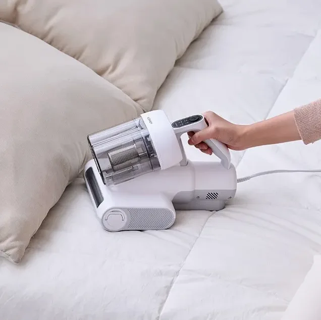 손에 쥔 청소도구 클로즈업