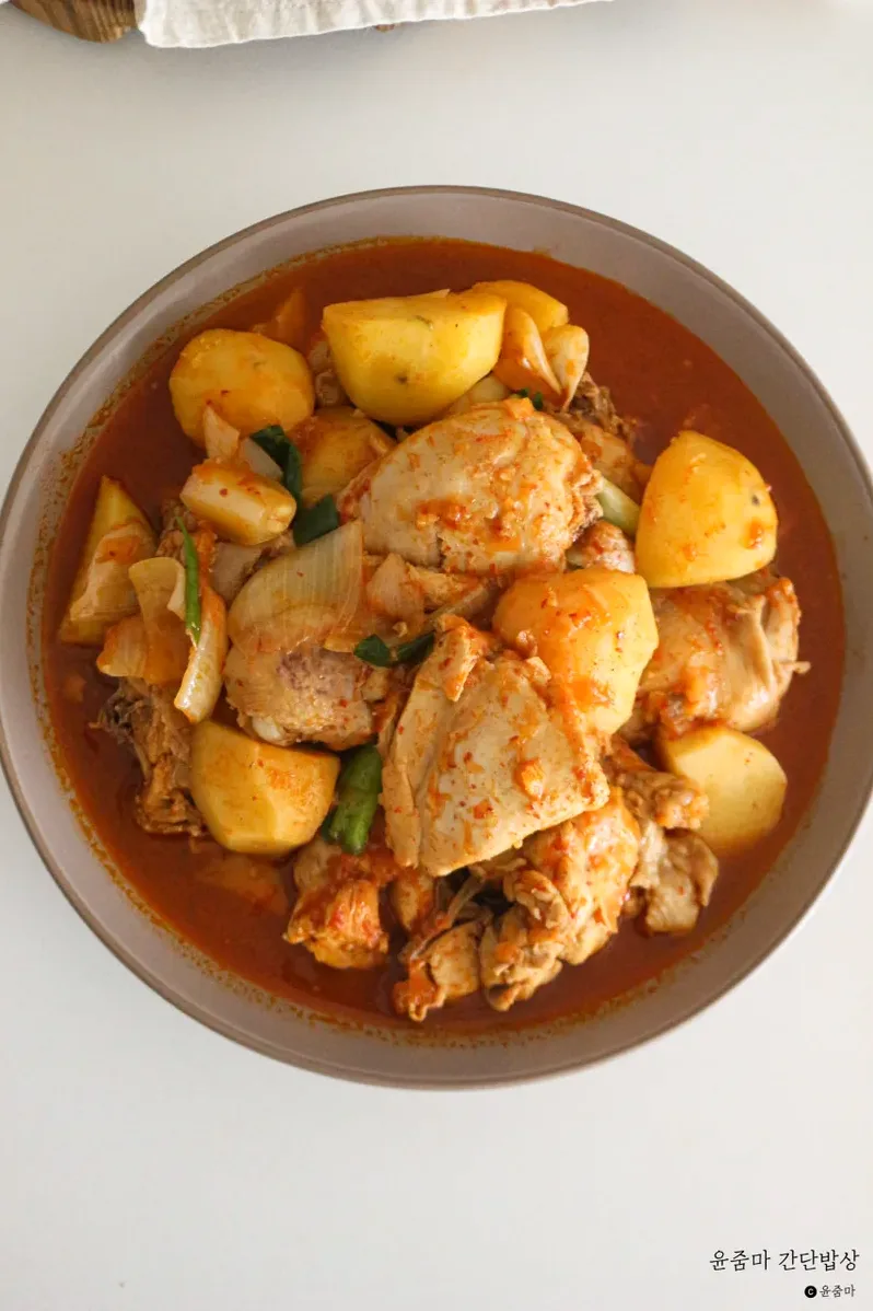 국물이 자작하게 졸아든 닭볶음탕 근접 사진