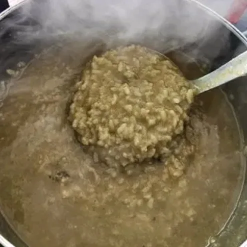 바다 보이는 해안가 식사 풍경