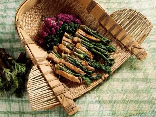 두릅을 너무 오래 데쳐 흐물해진 상태