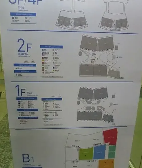 공연장 중앙 좌석에서 바라본 무대 시야