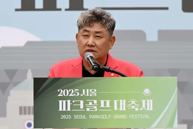 공연 티켓 가격 비교표를 보는 장면