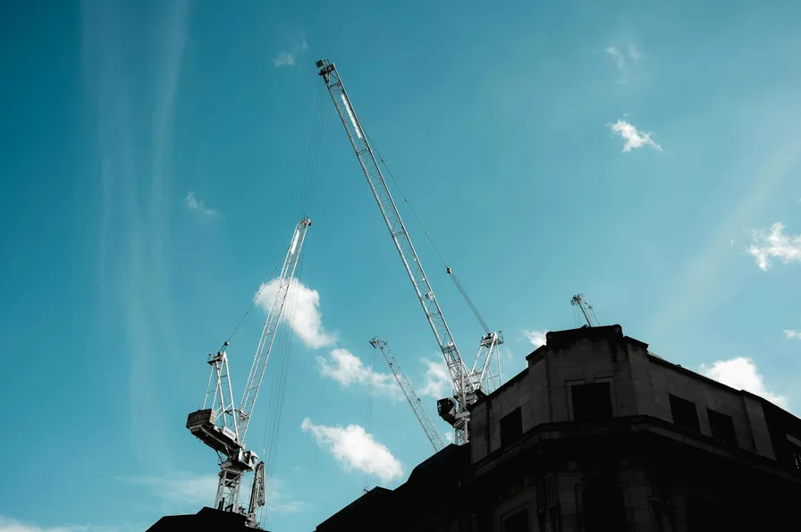 강동헤리티지자이 최근 실거래가와 분양가 분석 9 공사 현장 크레인