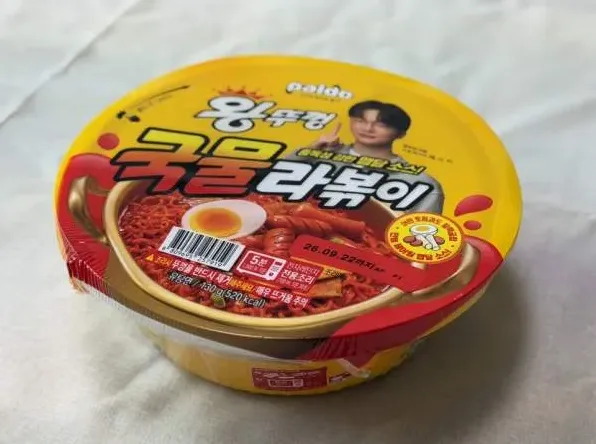 떡과 면을 함께 익히는 조리 장면