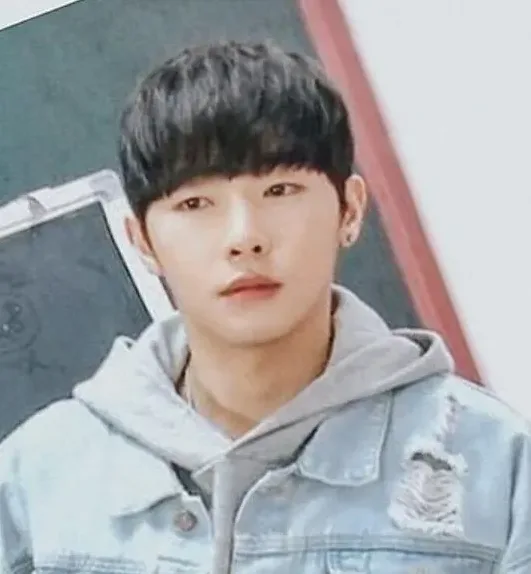 라이브 방송에서 열애를 공개하는 장면