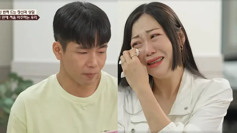 거울을 보며 관계를 돌아보는 부부