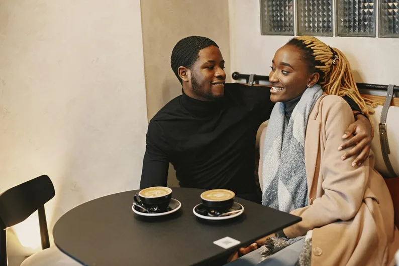 편안하게 대화하는 커플 분위기