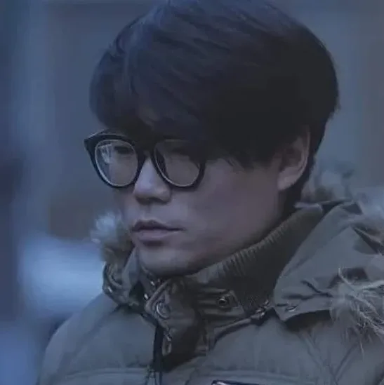 증거를 정리하는 재판 준비 장면