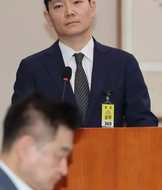 법정 분위기를 담은 인물 사진