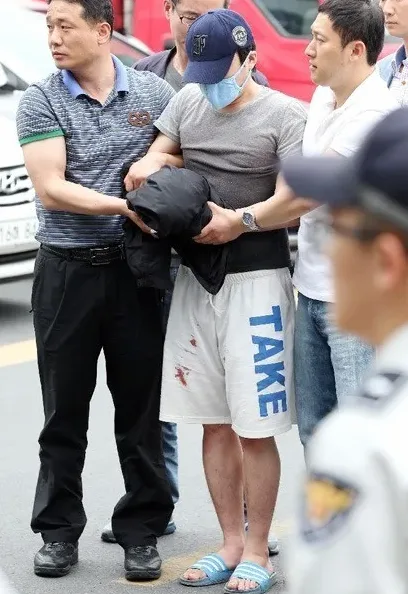법정에서 판결이 내려지는 분위기 이미지
