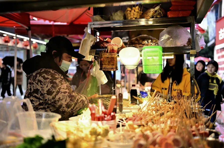 붐비는 거리 음식점