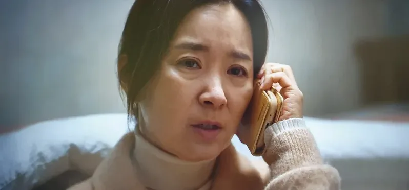 어두운 창고 결투 장면