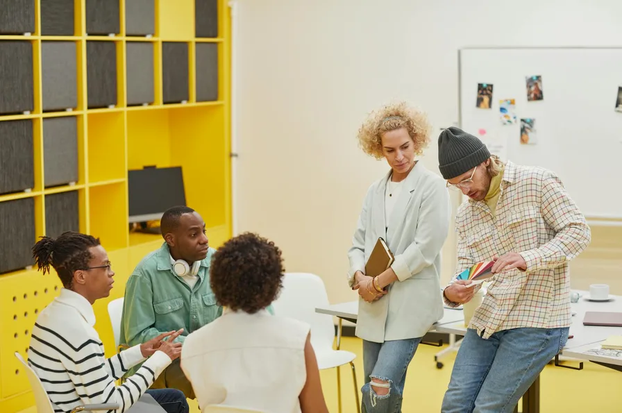강동헤리티지자이 최근 실거래가와 분양가 분석 12 건설사 사무실 회의 장면