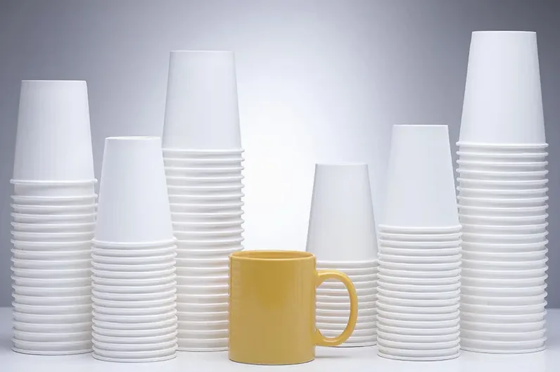 여러 크기의 종이컵이 쌓여 있는 장면