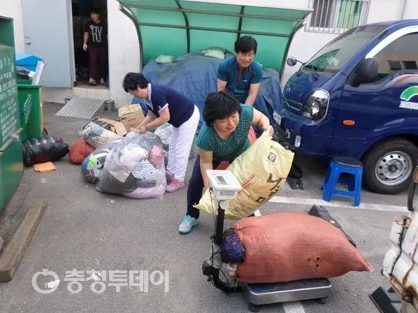 문 앞에 배출된 헌옷 수거 준비