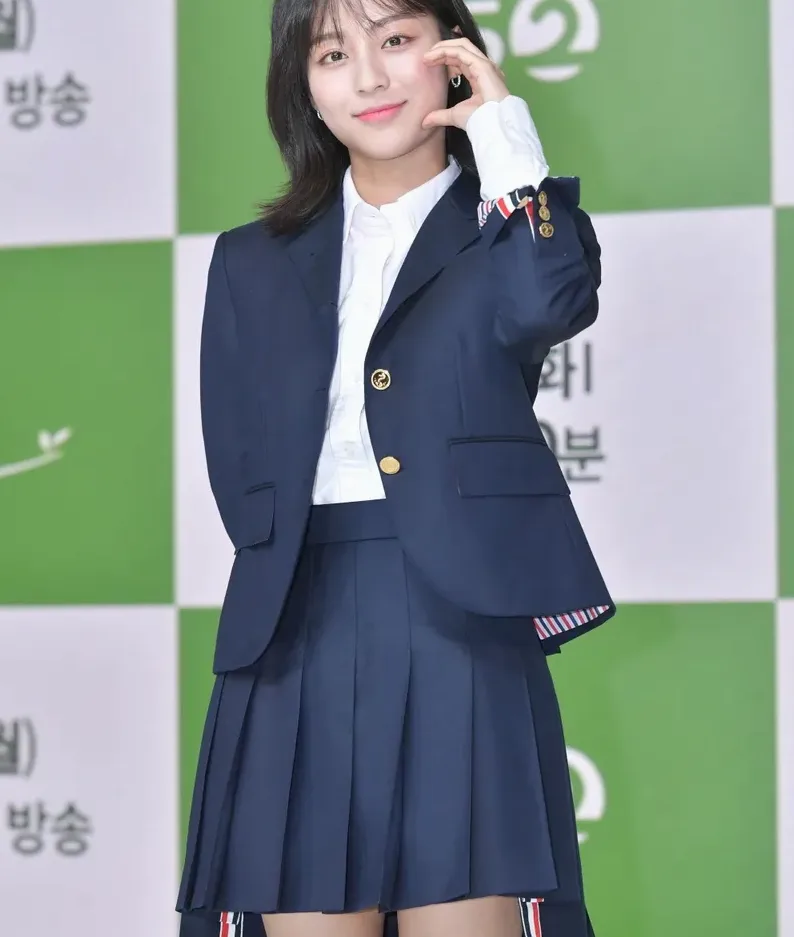 어두운 분위기의 여성 캐릭터 이미지