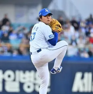 경기 중 벤치를 지켜보는 감독의 긴장감