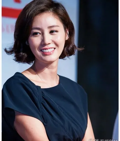 모노톤 패션과 어울리는 중단발 스타일