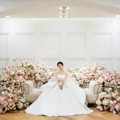 우아하게 꾸며진 예식장 내부