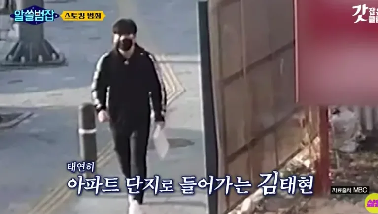 사건의 무게를 떠올리게 하는 텅 빈 법정 이미지
