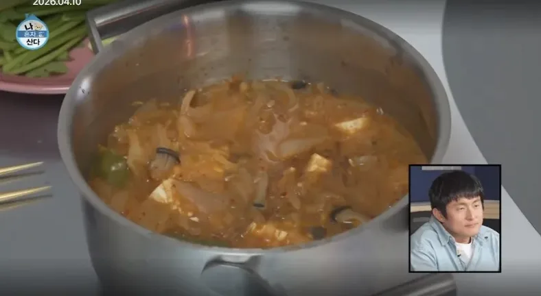 엔드그레인 결이 보이는 원목 도마