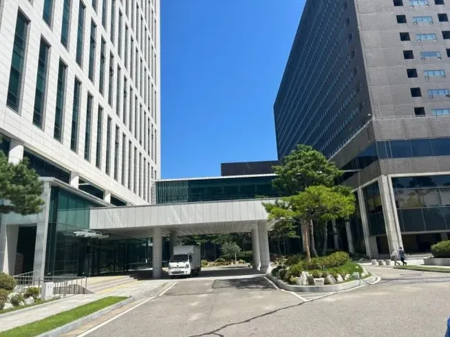 증거 영상과 기록을 떠올리게 하는 장면