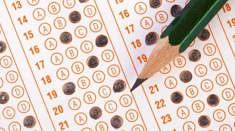 시험 전 체크리스트와 펜이 놓인 책상