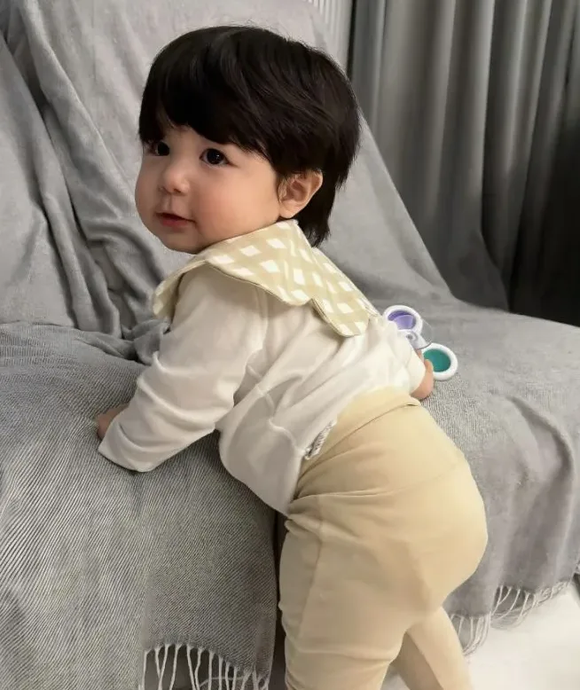가족과 함께한 아기 이발 순간