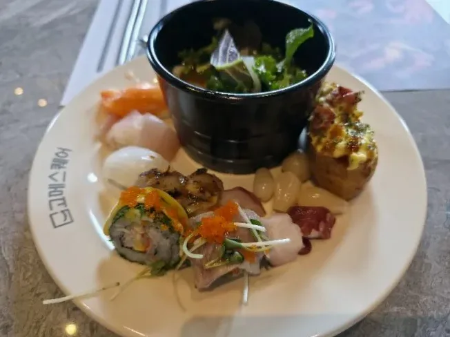 가족 외식 분위기의 뷔페 식사 공간