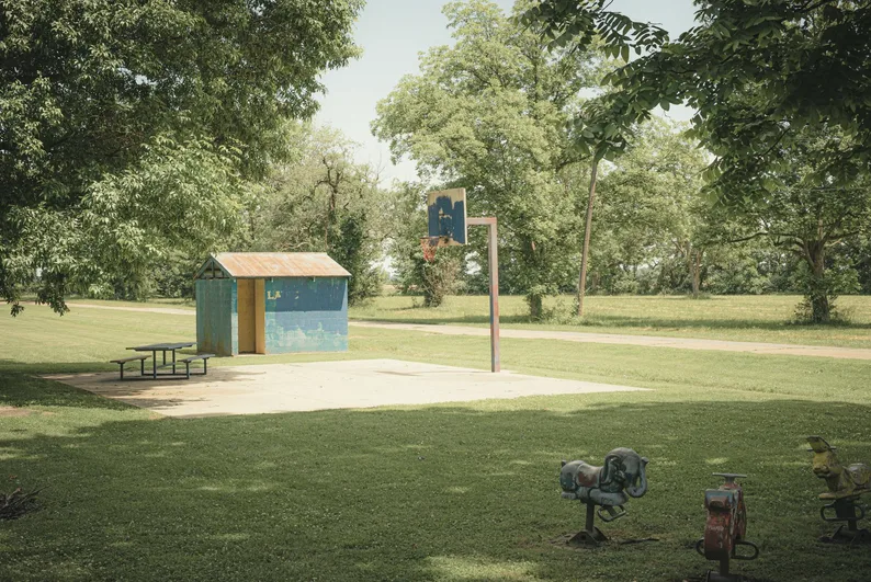 놀이터 옆 돗자리 피크닉 풍경