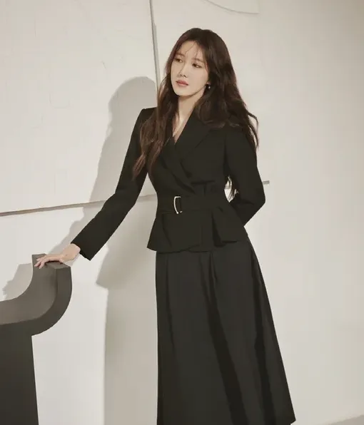 자켓 사이즈 재는 모습
