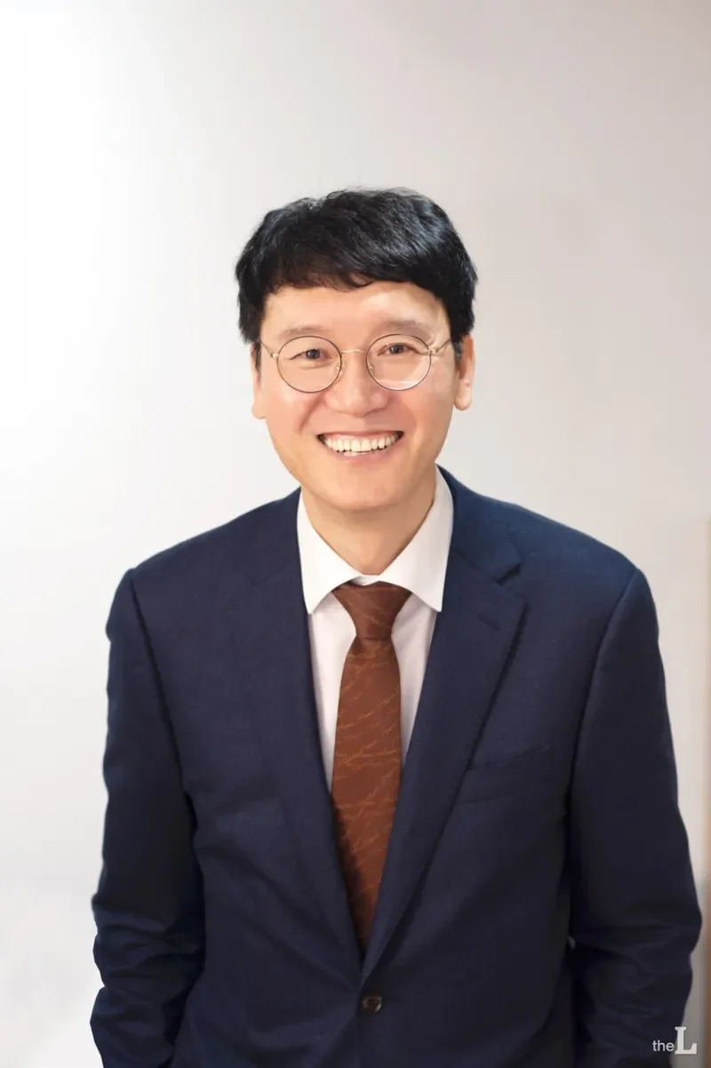 인물 프로필을 상징하는 차분한 분위기