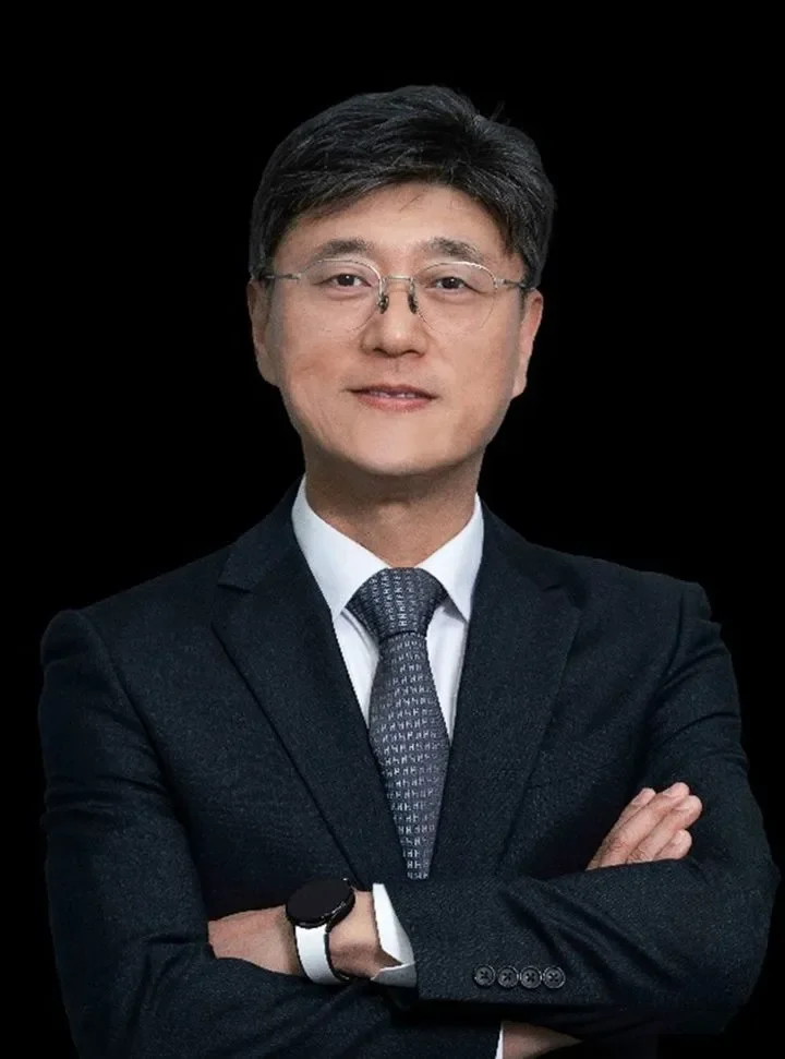 법원과 재판 분위기를 상징하는 장면