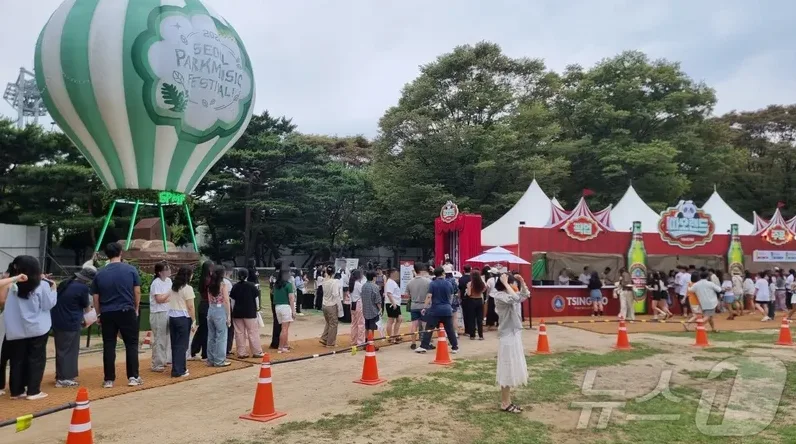 축제 입장 게이트 앞 줄 선 관람객