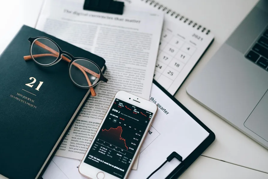 재무 계획 책상 이미지