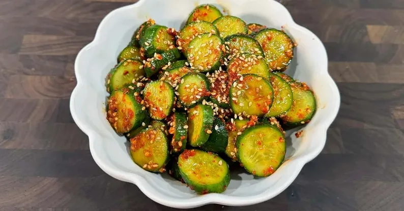 완성된 아삭한 오이무침 한 접시