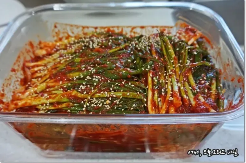 파김치 담그는법 쪽파 손질부터 양념까지 쉽게 정리 1 신선한 쪽파를 골라 담는 장면