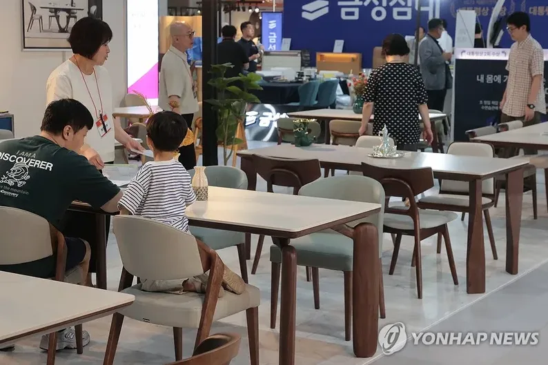 모던 소파 전시 부스