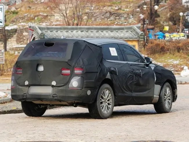 gv80 하이브리드 출시일 가격 연비 핵심정리 2 위장막을 두른 시험주행 차량 모습