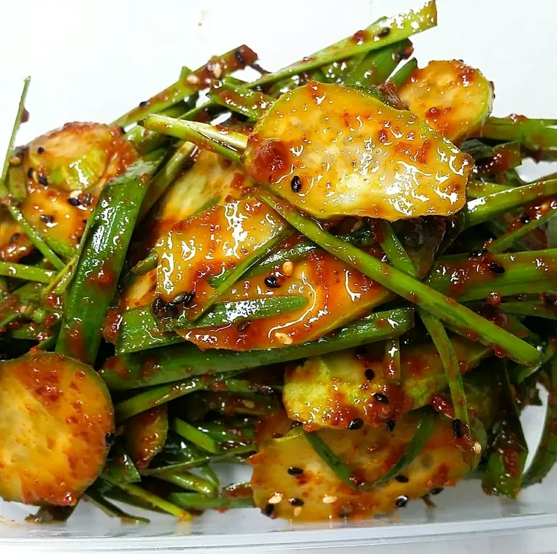 냉장고에 보관한 장아찌 유리병