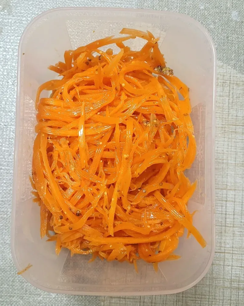 당근에 올리브오일과 레몬즙을 더하는 모습