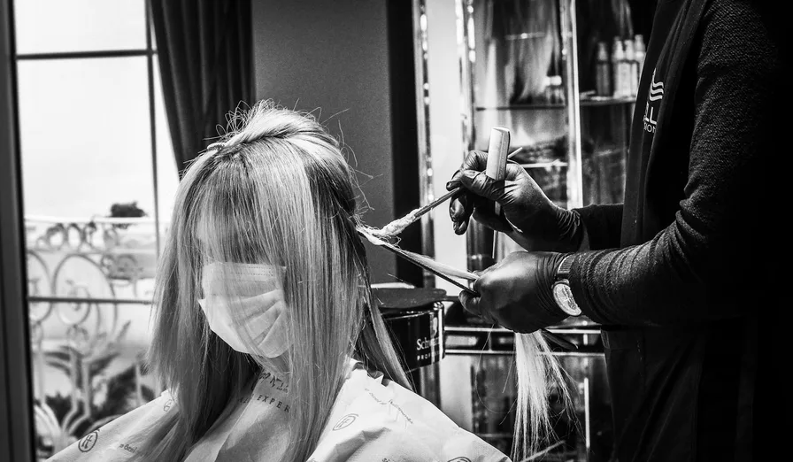 화사 단발 스타일 근황: 숏보브부터 픽시컷까지 6 미용사 커팅 장면