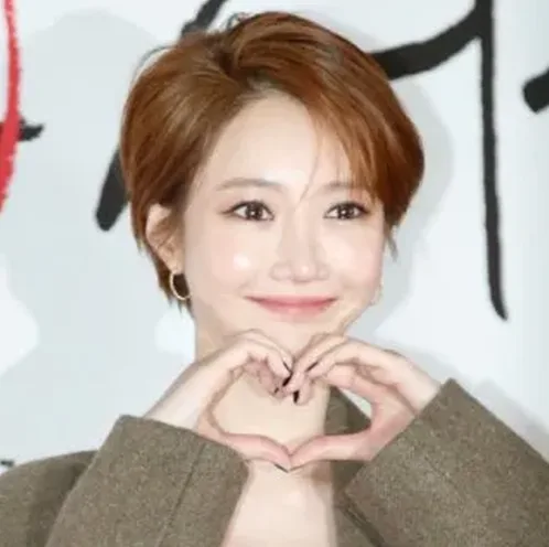 거울 앞에서 단발 상담하는 장면