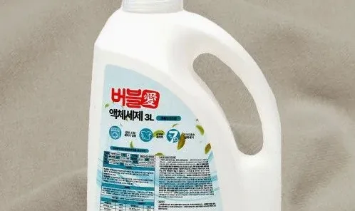 큰 대야에서 패딩을 부드럽게 손세탁하는 장면