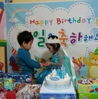 선물을 여는 아이 모습