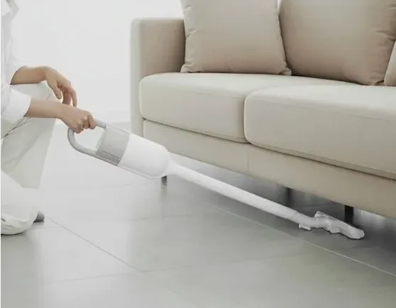 집안 청소 코너에 놓인 청소기