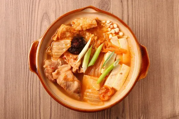 집밥 상차림 위 청국장찌개