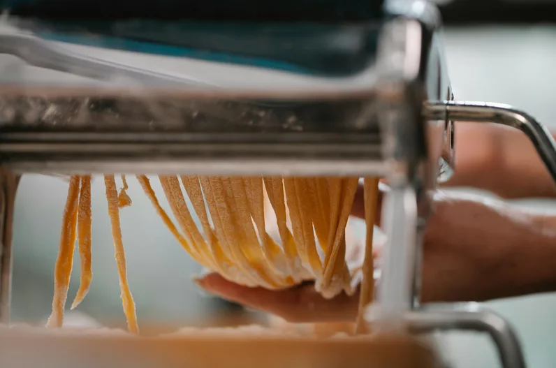 그릇에 국수와 육수를 담는 과정
