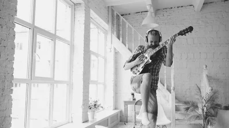 스마트폰으로 허밍 음악 찾는 장면