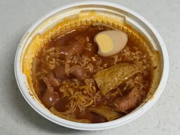 컵라면에 물을 붓는 조리 장면